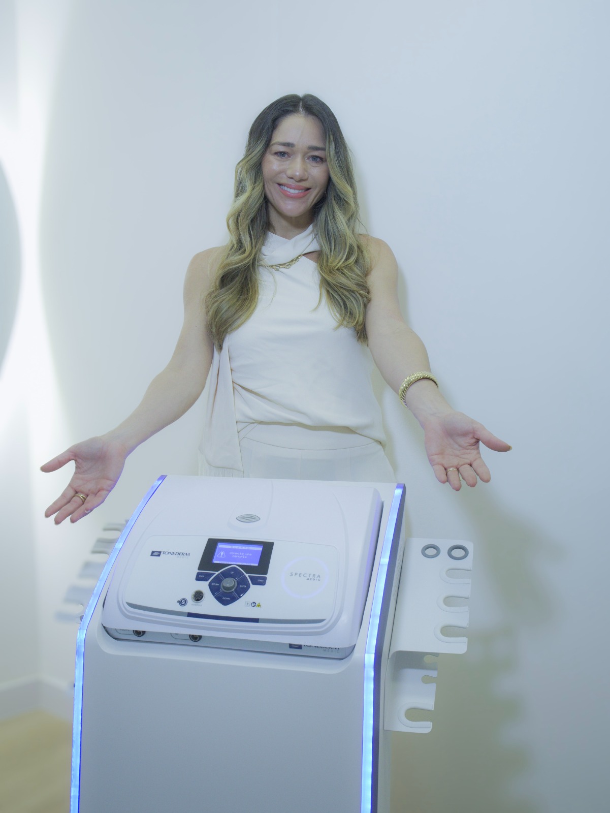 Dra. Tania Moreira com aparelho de Laser CO2